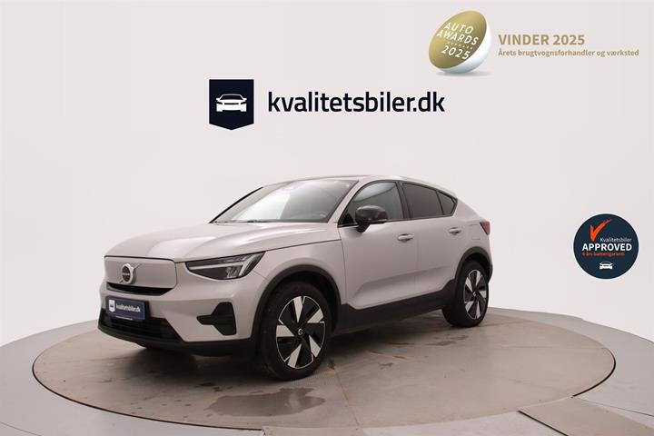 Sølv Volvo C40 fra 2023 set udefra