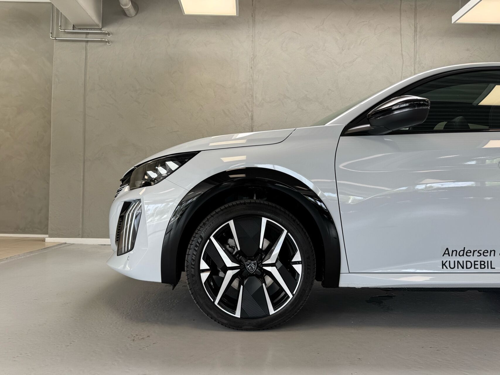Hvid Peugeot e-208 fra 2026