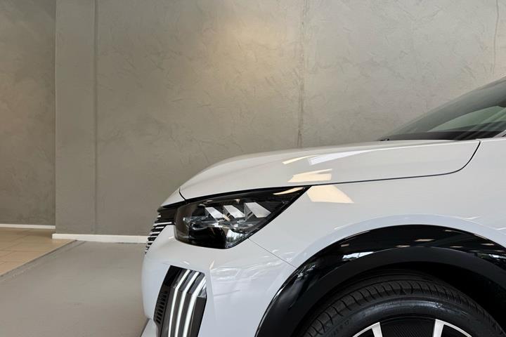 Hvid Peugeot e-208 fra 2026