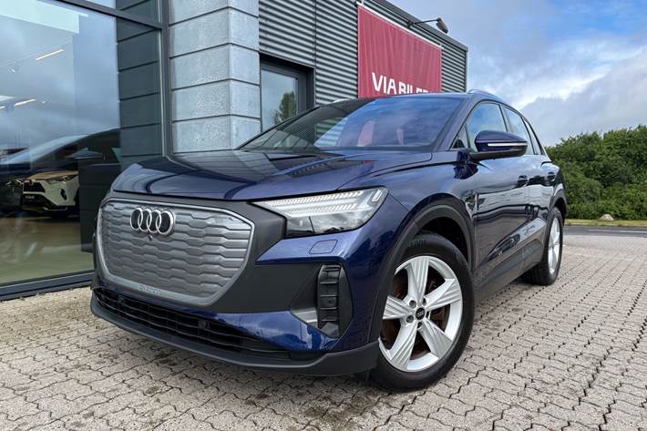 Blå Audi Q4 fra 2022