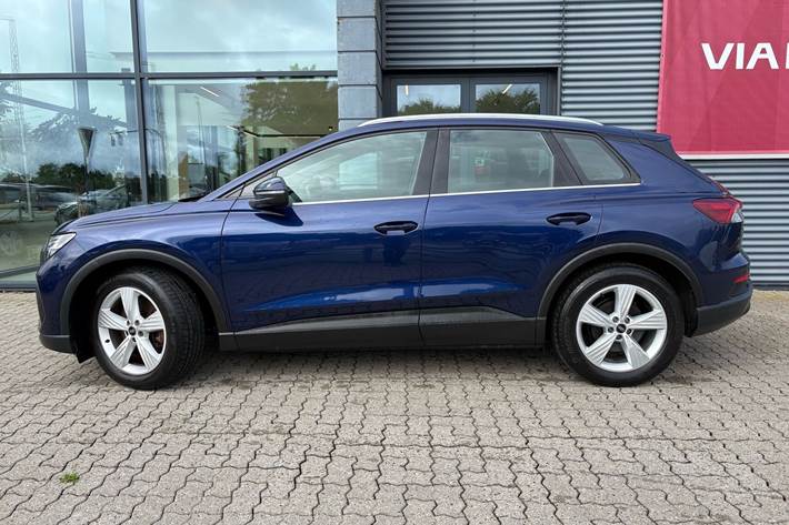 Blå Audi Q4 fra 2022