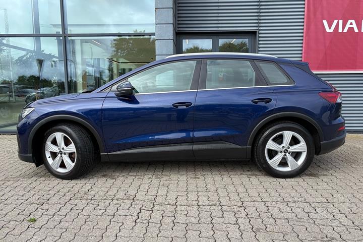Blå Audi Q4 fra 2022