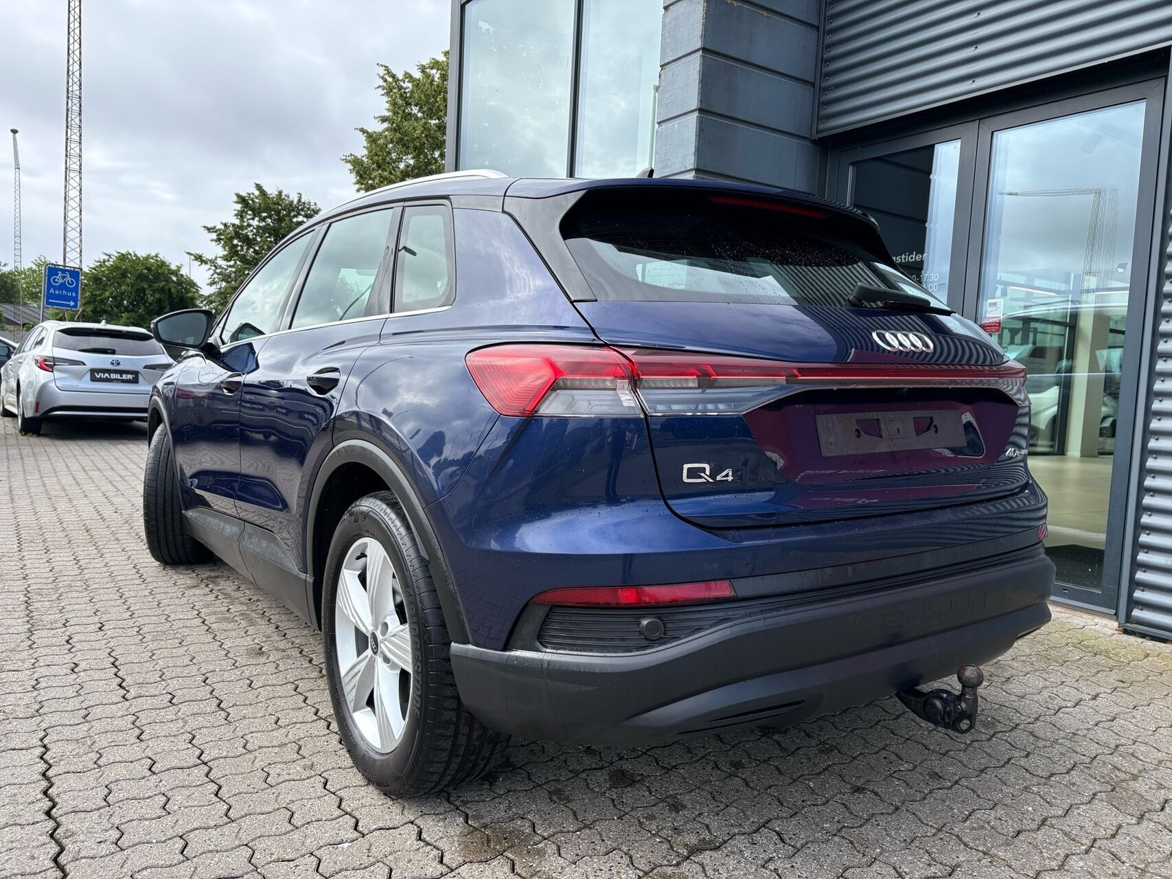 Blå Audi Q4 fra 2022