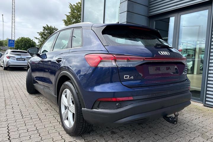 Blå Audi Q4 fra 2022