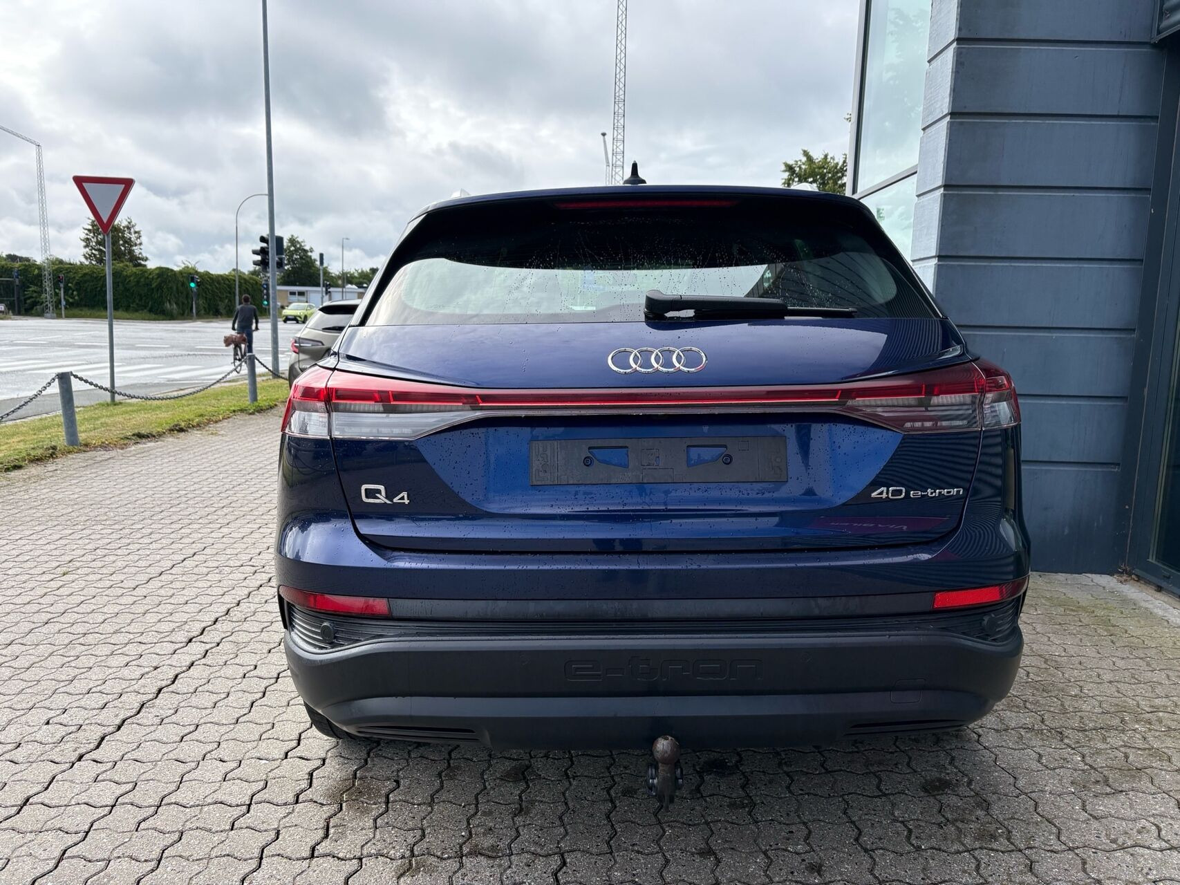 Blå Audi Q4 fra 2022