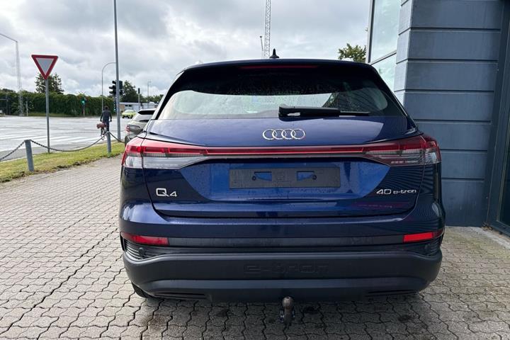 Blå Audi Q4 fra 2022