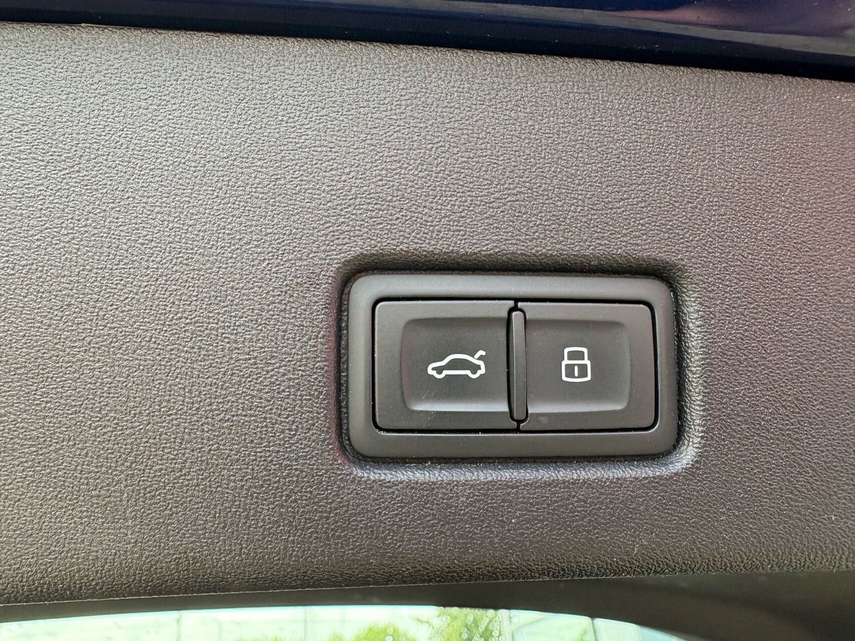 Blå Audi Q4 fra 2022