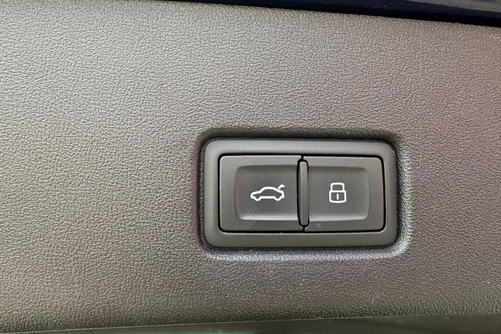 Blå Audi Q4 fra 2022
