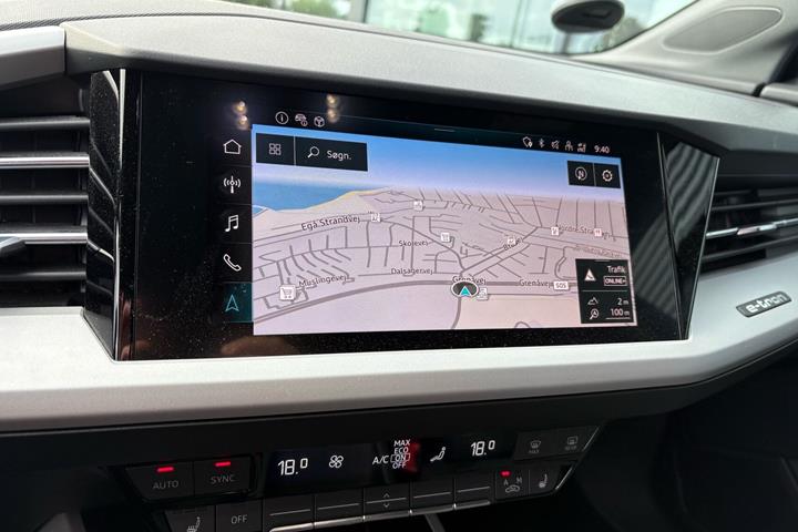 Blå Audi Q4 fra 2022