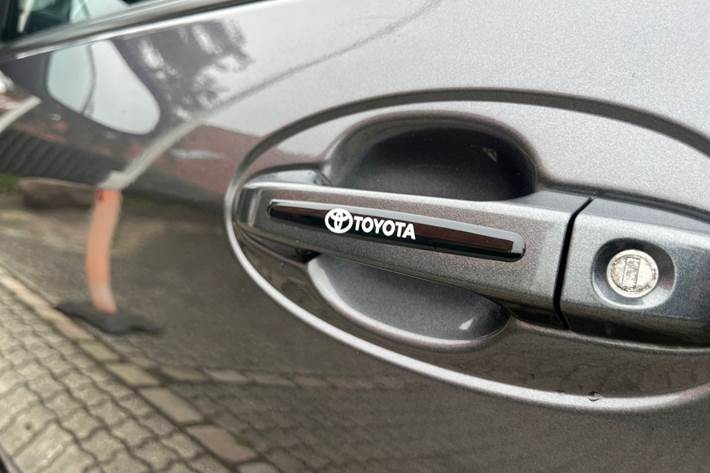 Grå Toyota Yaris fra 2017