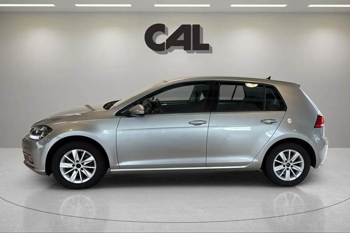 Grå VW Golf fra 2017