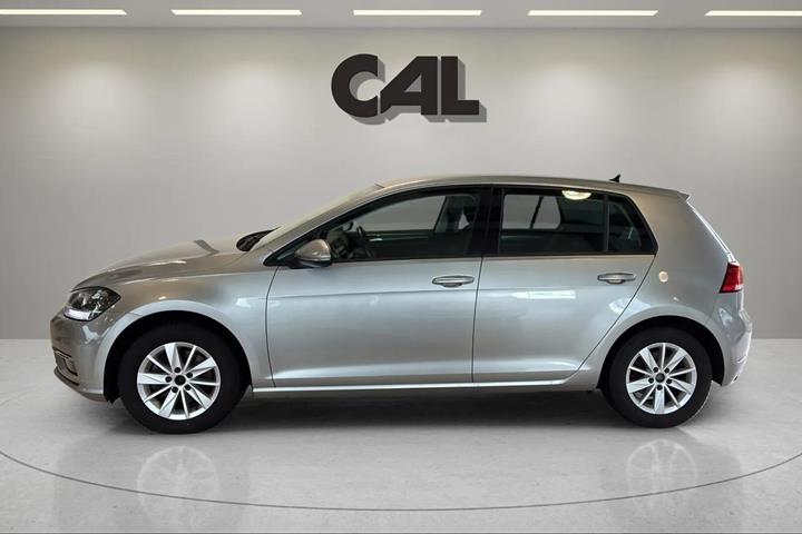 Grå VW Golf fra 2017