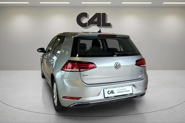 Grå VW Golf fra 2017
