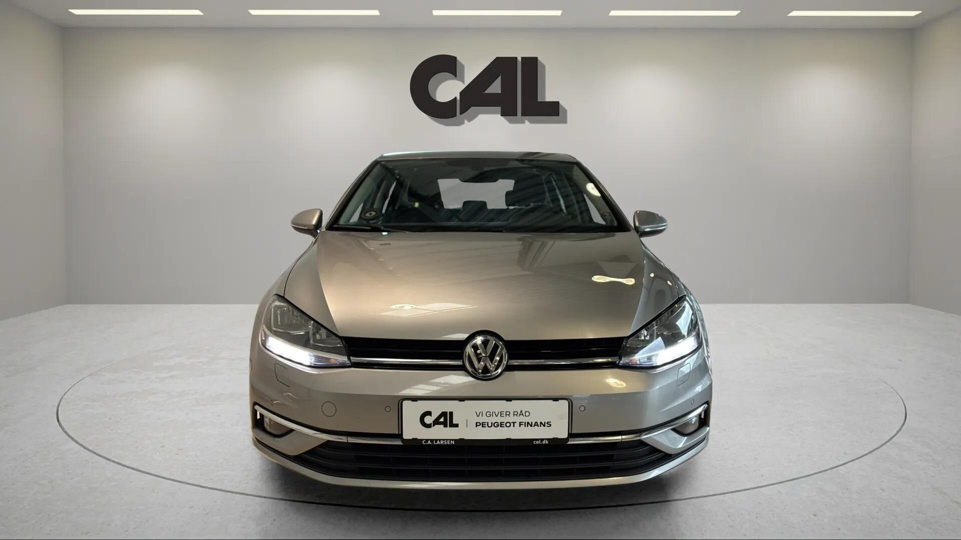 Grå VW Golf fra 2017
