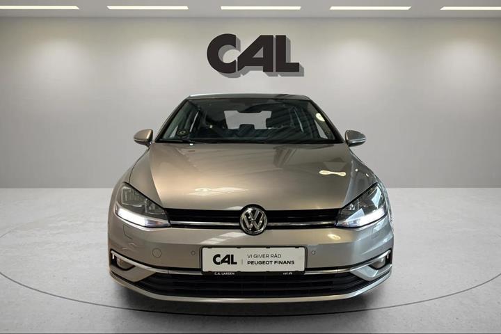 Grå VW Golf fra 2017