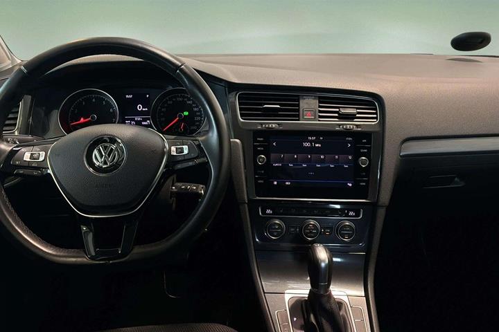 Grå VW Golf fra 2017