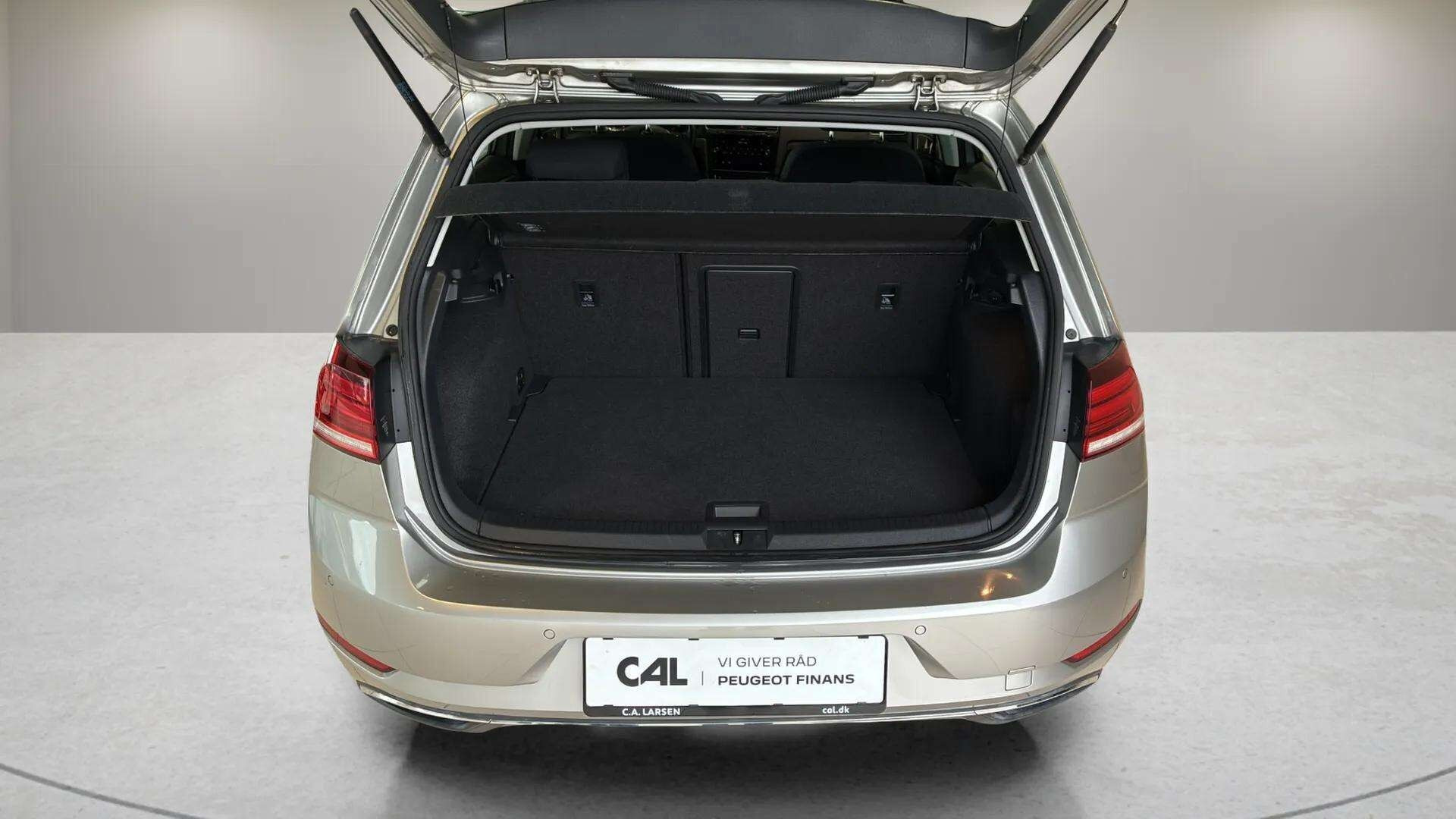 Grå VW Golf fra 2017
