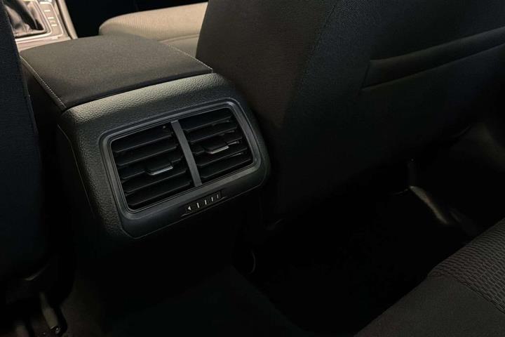 Grå VW Golf fra 2017