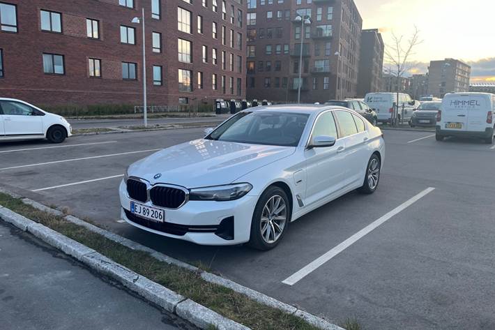 Hvid BMW 530e fra 2022