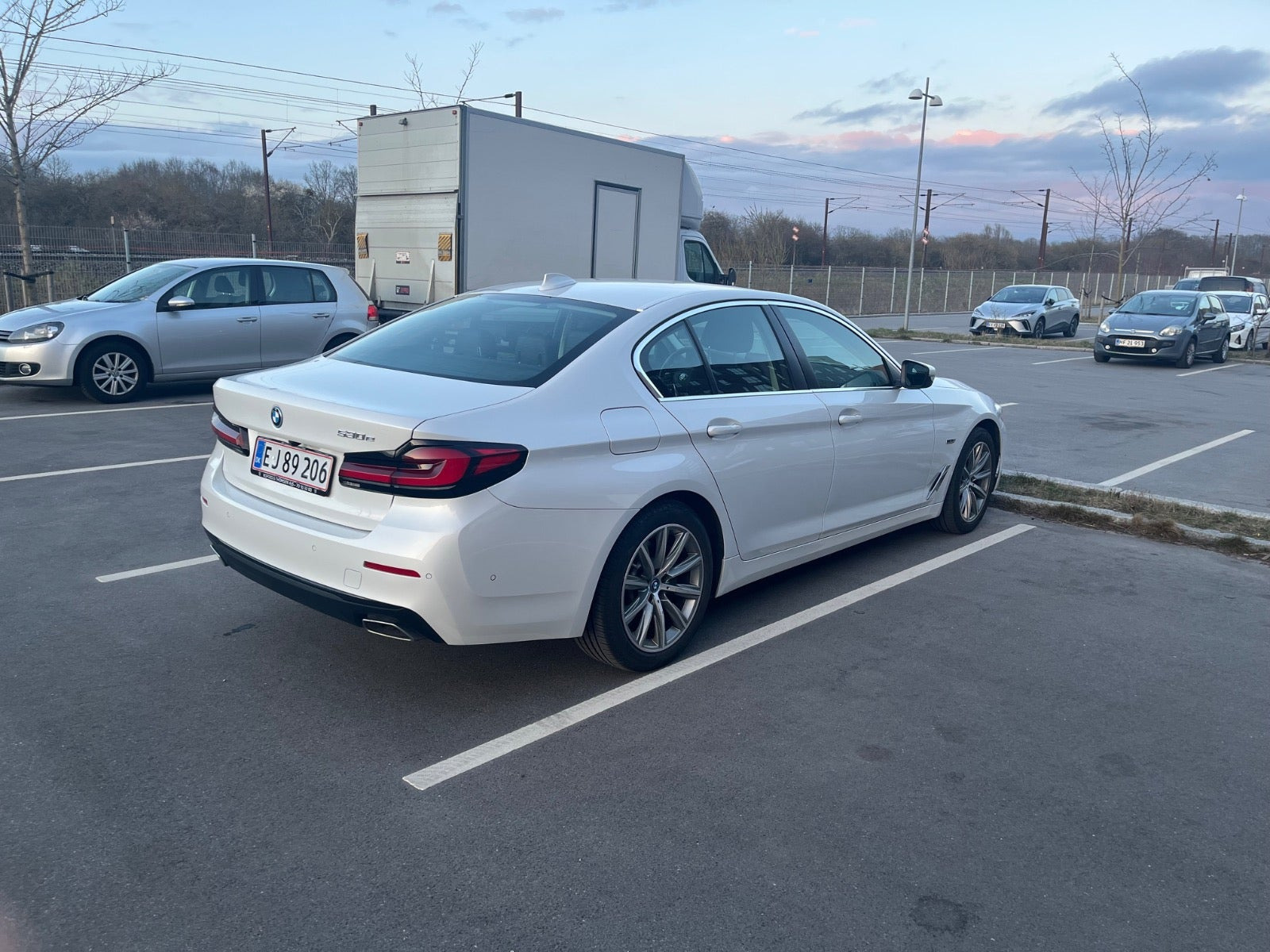 Hvid BMW 530e fra 2022