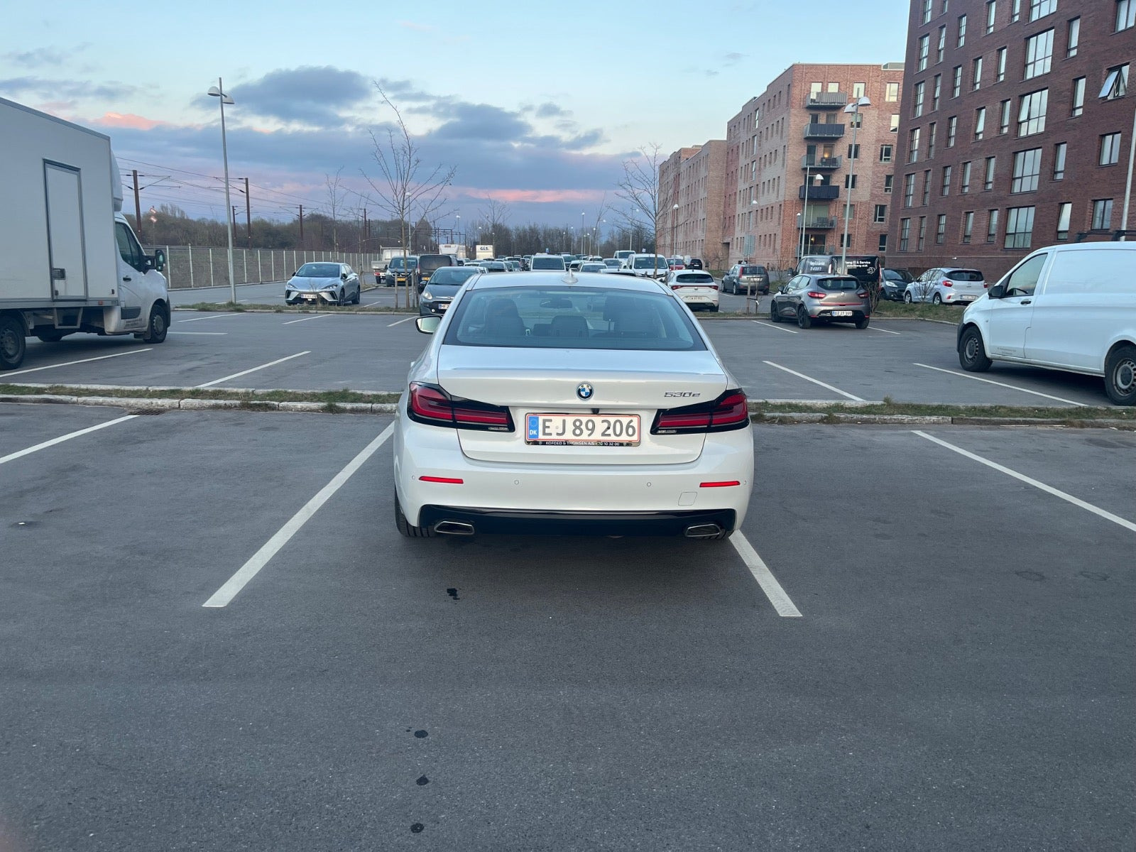 Hvid BMW 530e fra 2022
