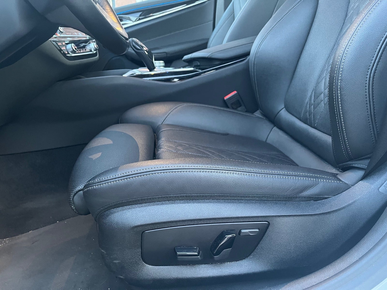 Hvid BMW 530e fra 2022