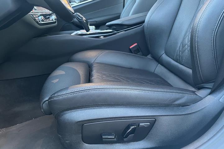 Hvid BMW 530e fra 2022
