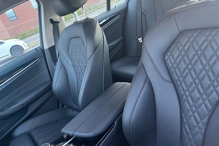 Hvid BMW 530e fra 2022