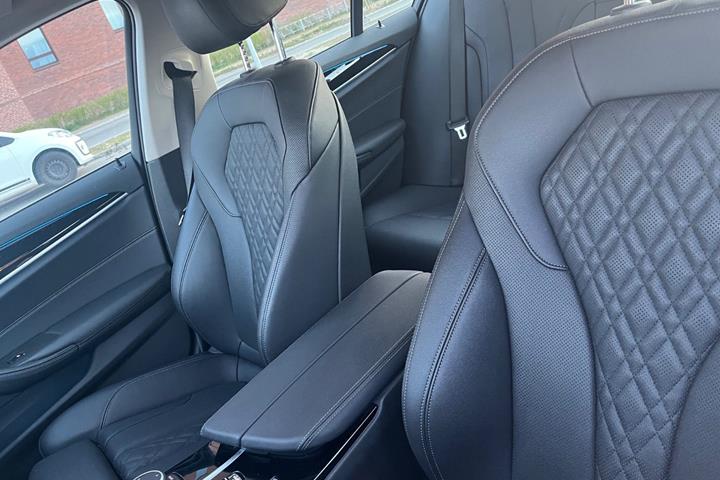 Hvid BMW 530e fra 2022