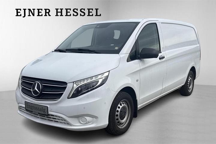 Hvid Mercedes Vito 114 fra 2022 set udefra