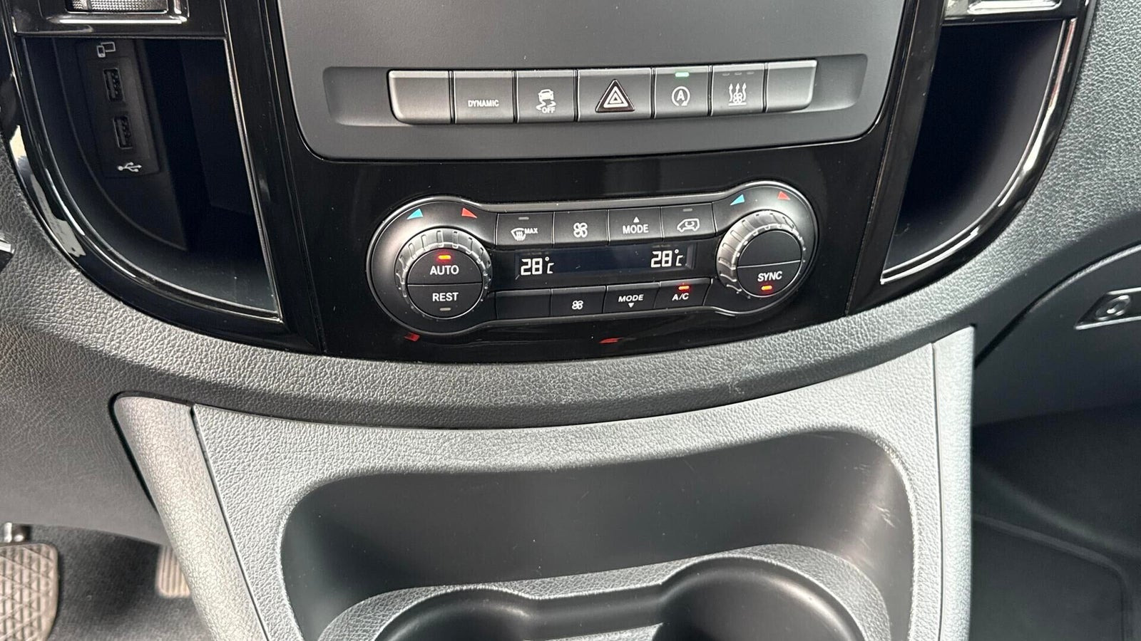 Hvid Mercedes Vito 114 fra 2022