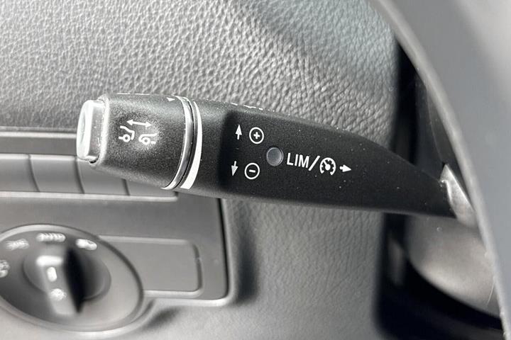 Hvid Mercedes Vito 114 fra 2022
