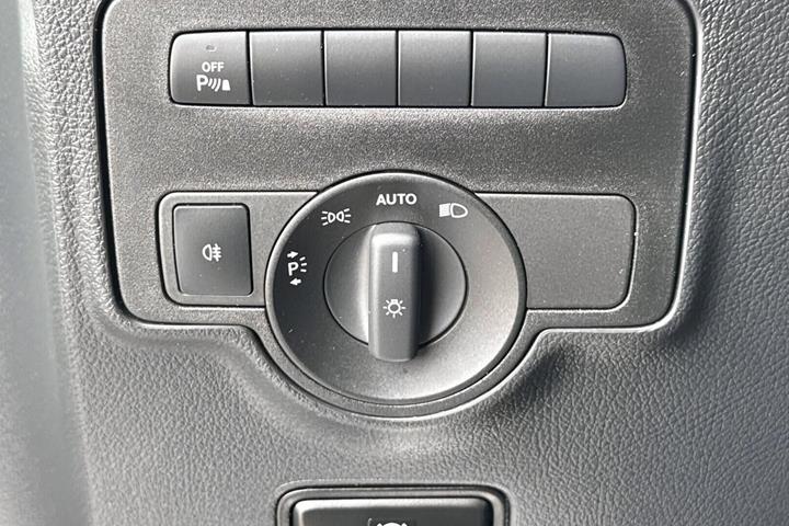 Hvid Mercedes Vito 114 fra 2022