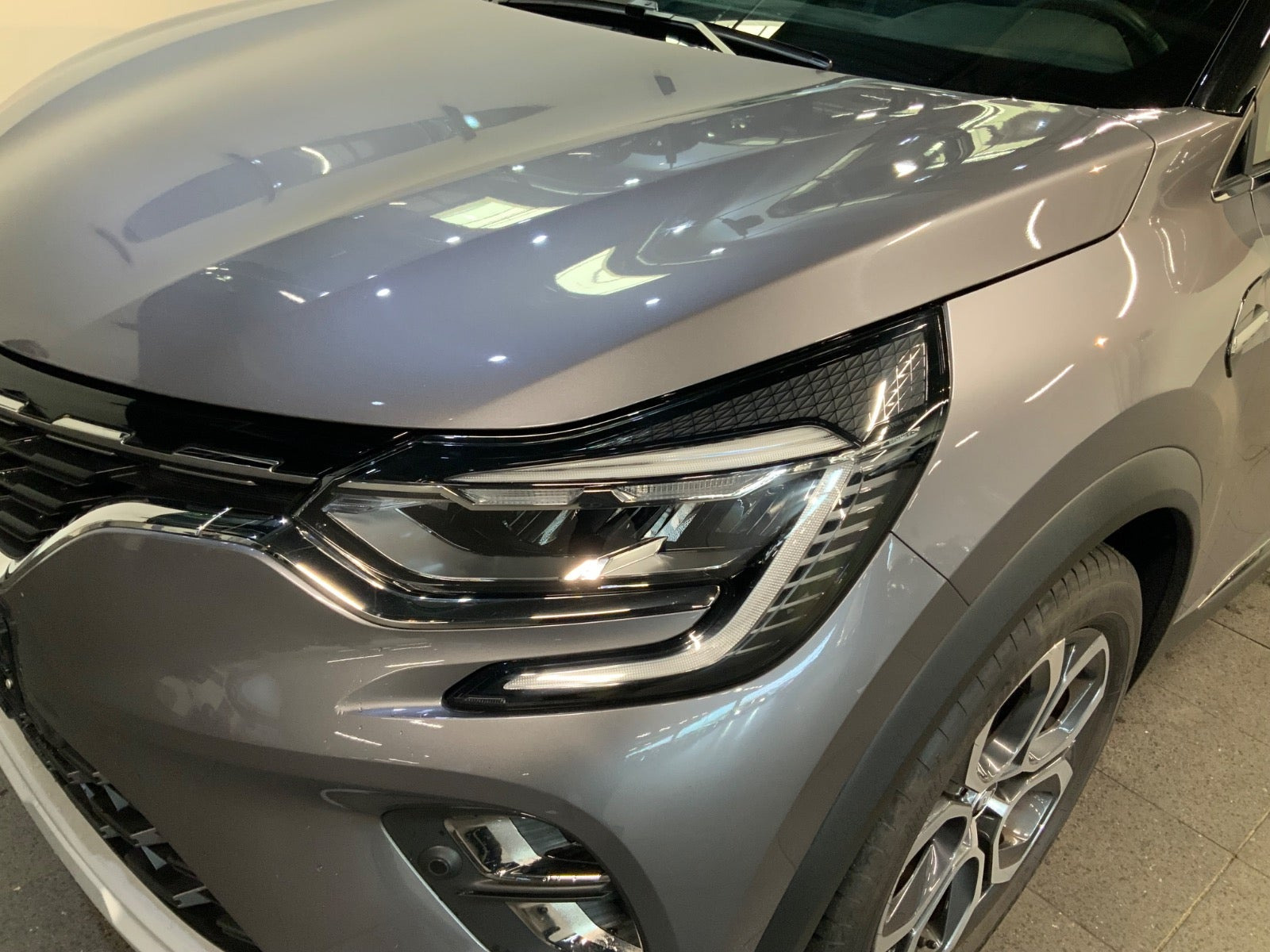 Grå Renault Captur fra 2021