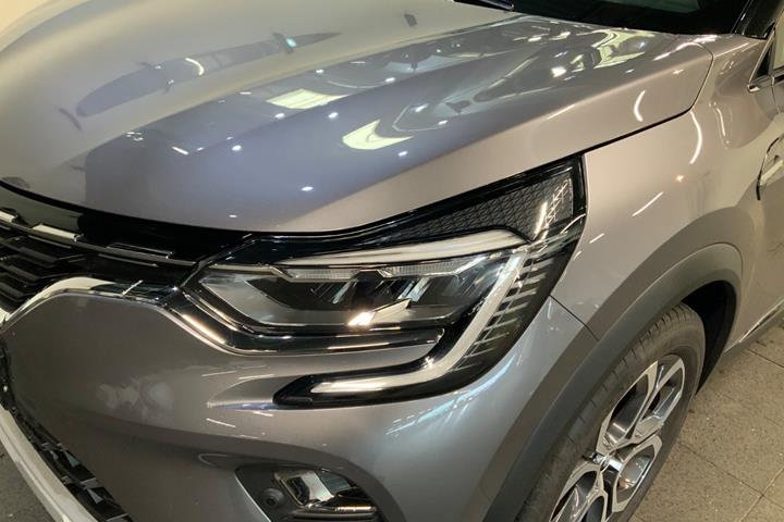 Grå Renault Captur fra 2021