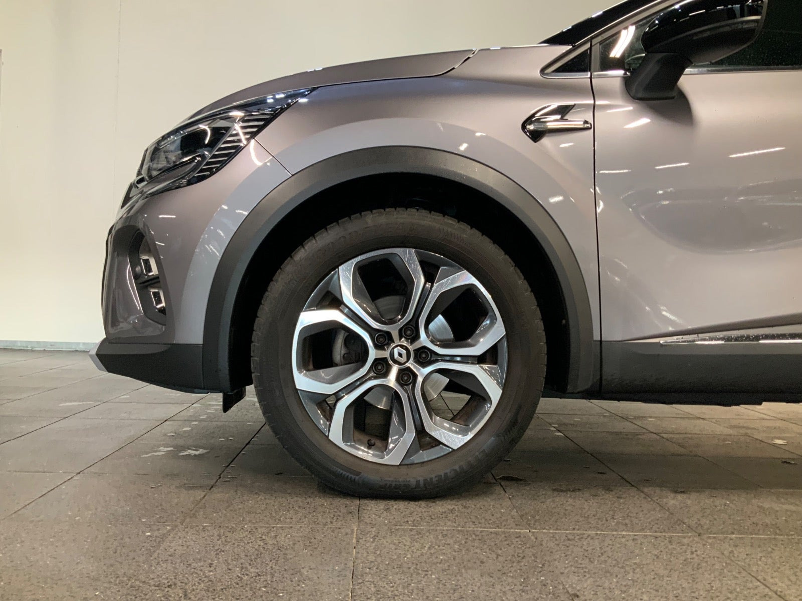 Grå Renault Captur fra 2021