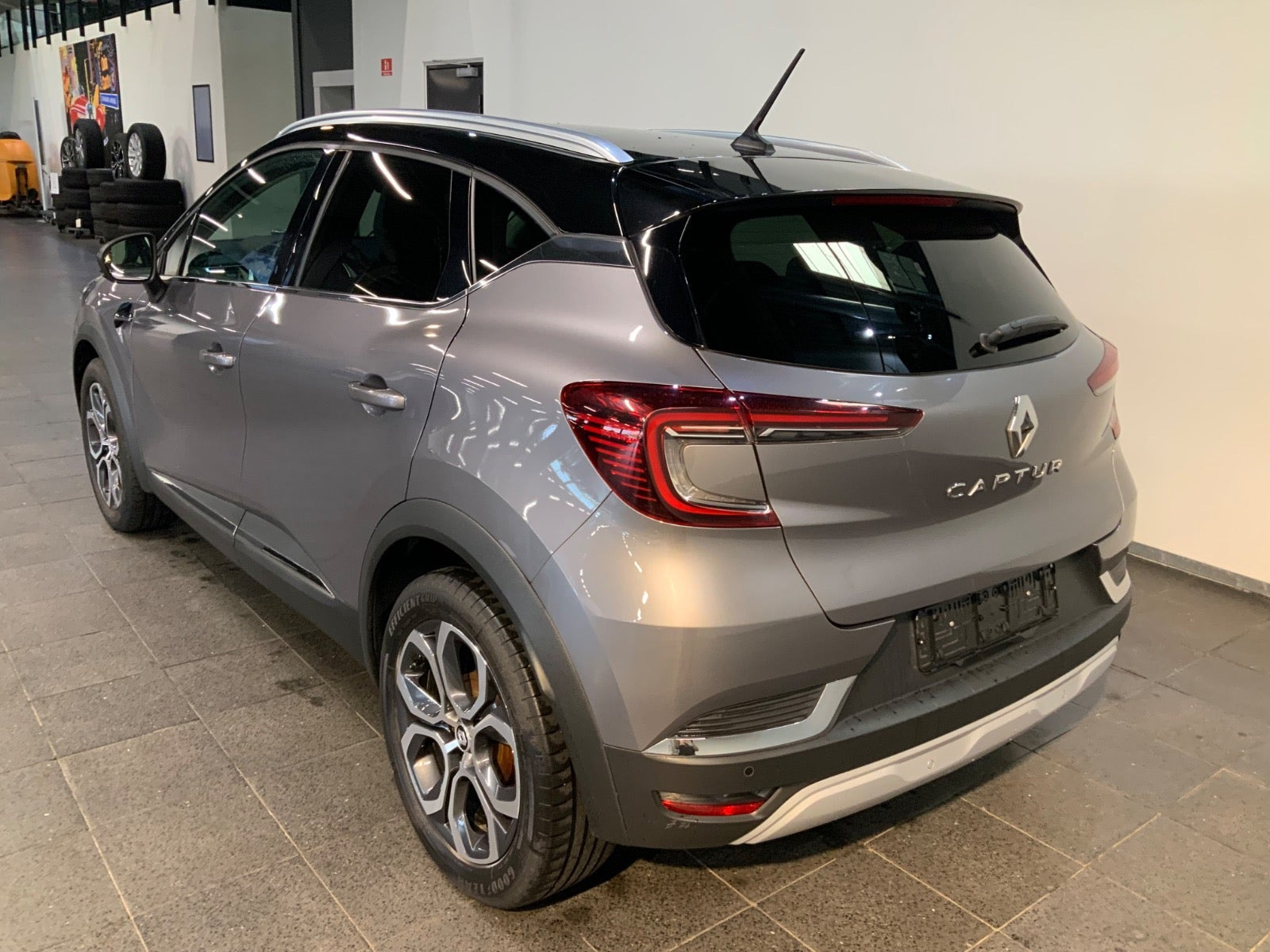 Grå Renault Captur fra 2021