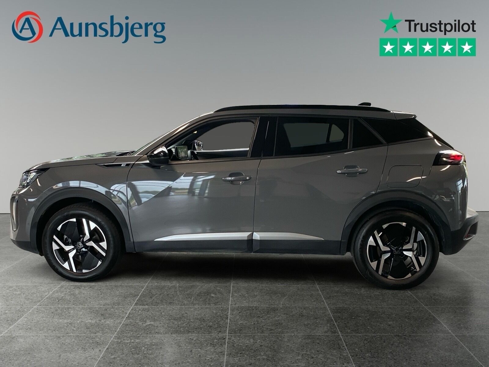 Grå Peugeot e-2008 fra 2025