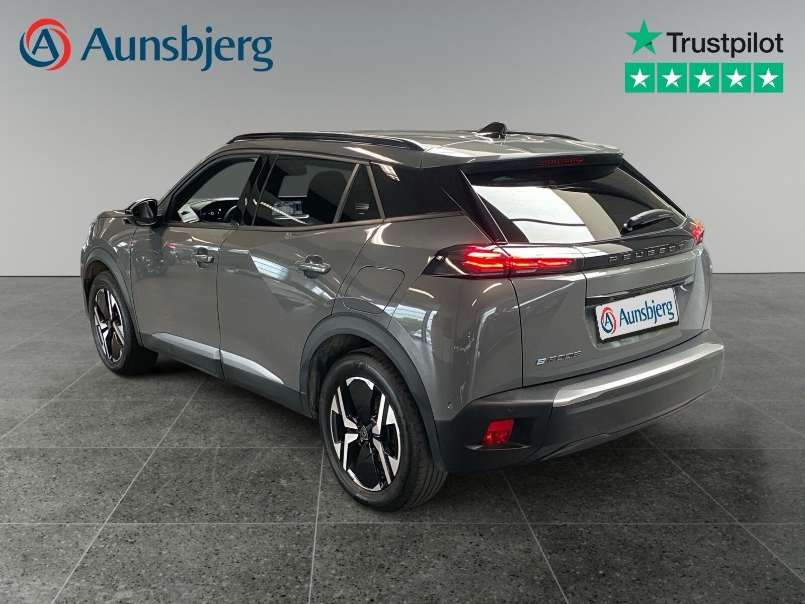 Grå Peugeot e-2008 fra 2025