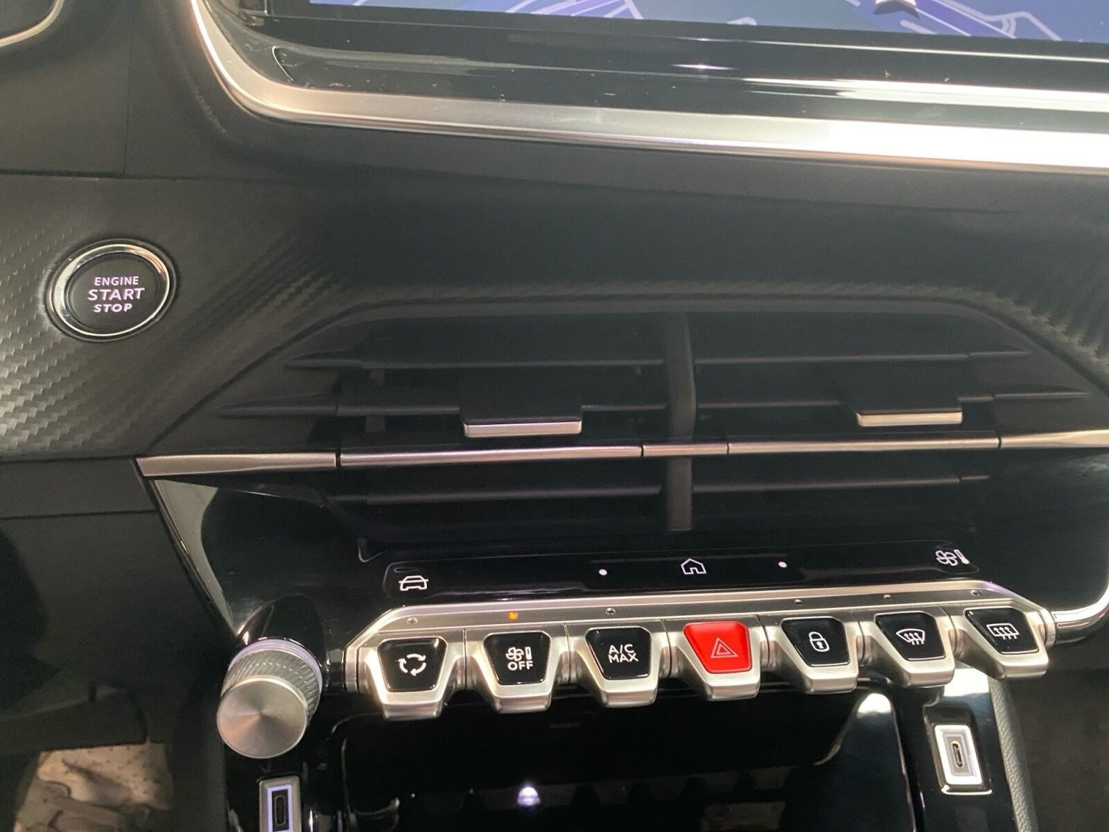 Grå Peugeot e-2008 fra 2025