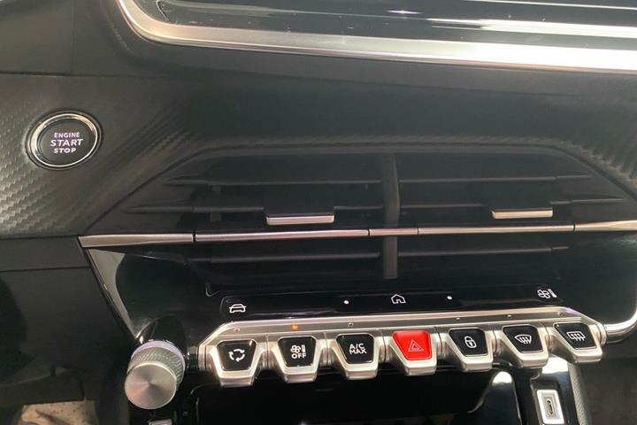 Grå Peugeot e-2008 fra 2025