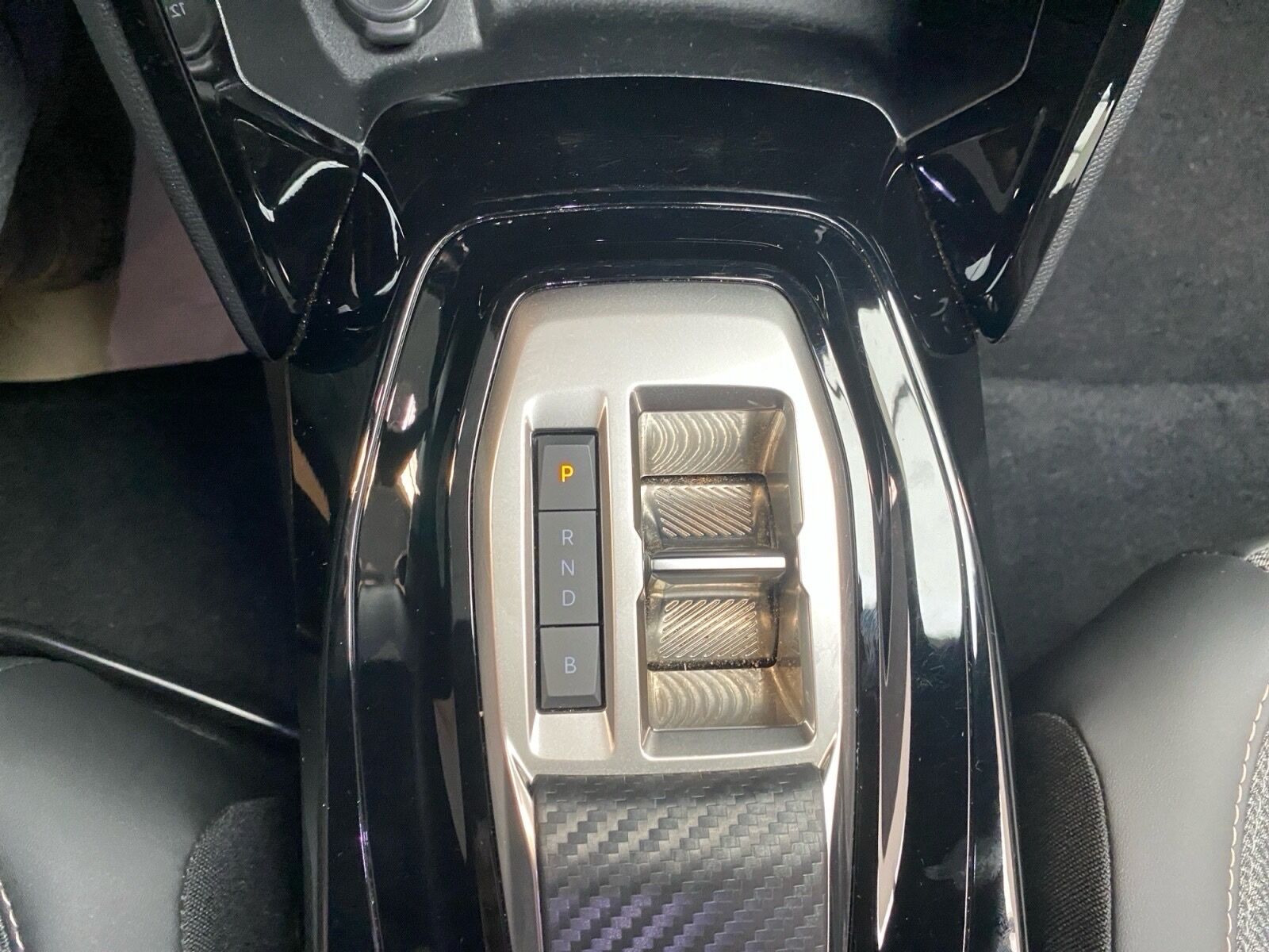 Grå Peugeot e-2008 fra 2025