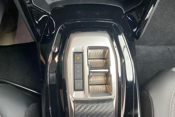 Grå Peugeot e-2008 fra 2025