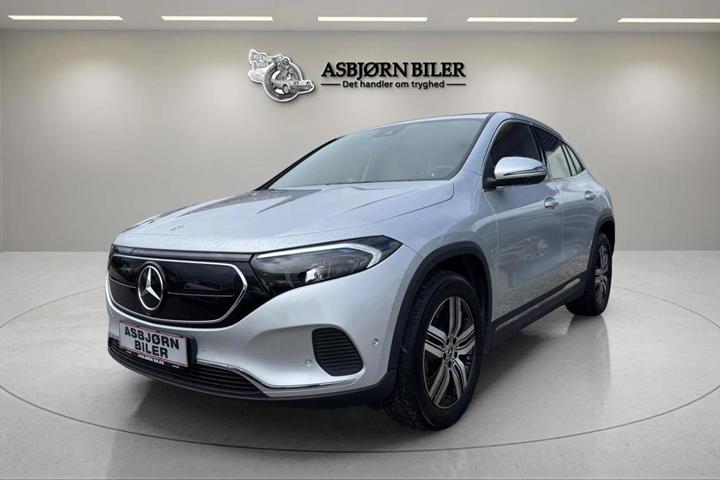 Sølv Mercedes EQA250+ fra 2023 set udefra