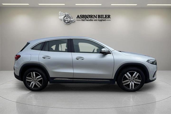 Sølv Mercedes EQA250+ fra 2023