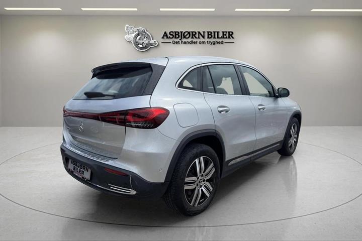 Sølv Mercedes EQA250+ fra 2023