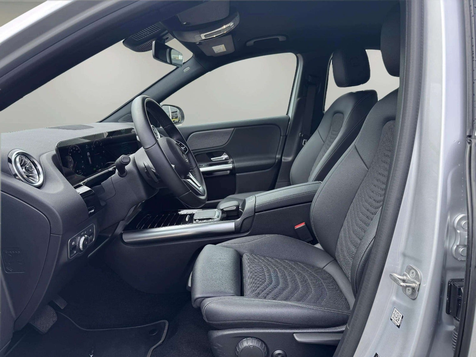 Sølv Mercedes EQA250+ fra 2023