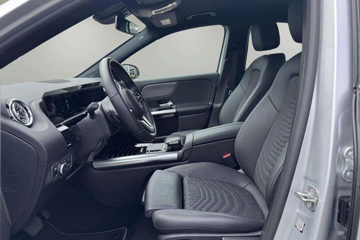 Sølv Mercedes EQA250+ fra 2023