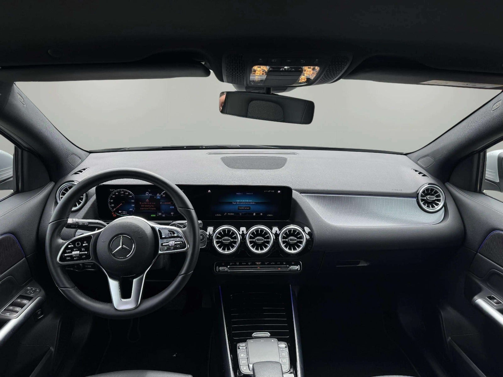 Sølv Mercedes EQA250+ fra 2023