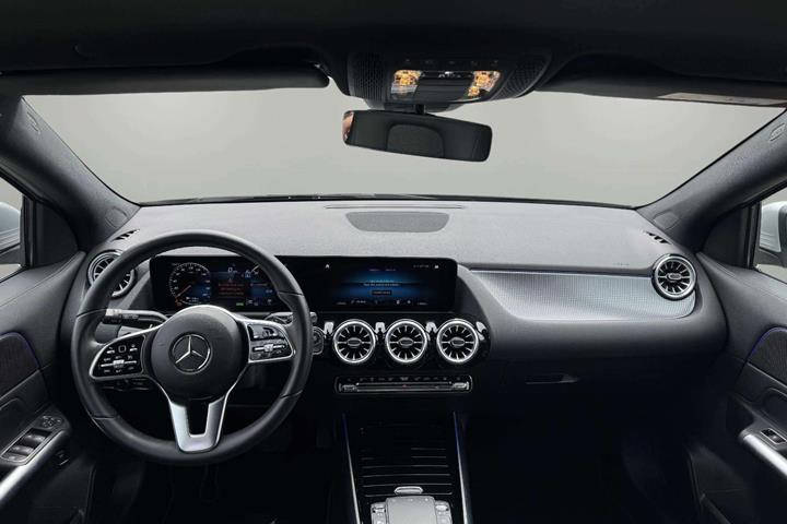 Sølv Mercedes EQA250+ fra 2023
